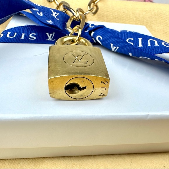 Louis Vuitton Vintage Lock 204 Necklace - Picture 4 of 7